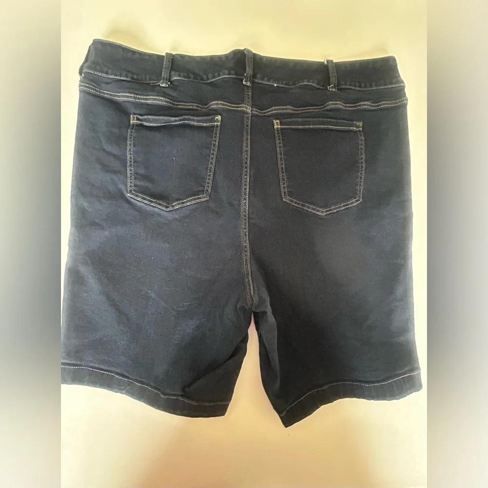 Torrid Jean Shorts Size 26 Plus Distressed‎ Stretch Denim Zip 3 Button Closure